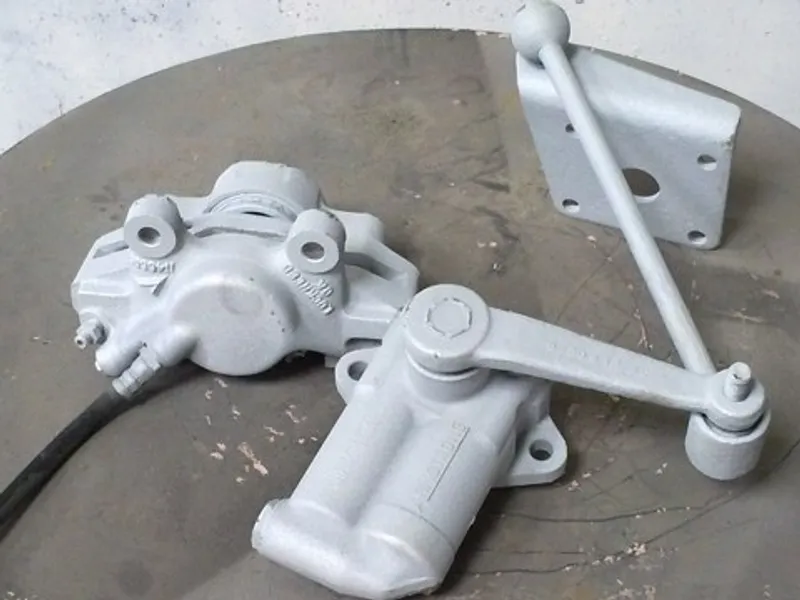 Steel components hot zinc-sprayed for corrosion protection